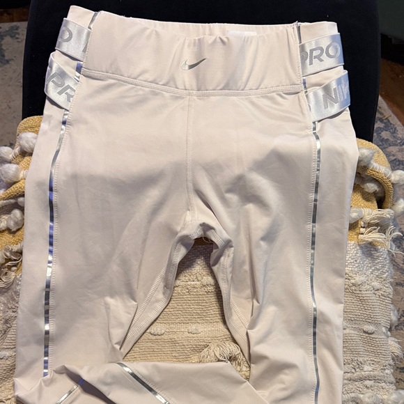 Nike women’s Leggings with Silver Accents - Picture 3 of 6